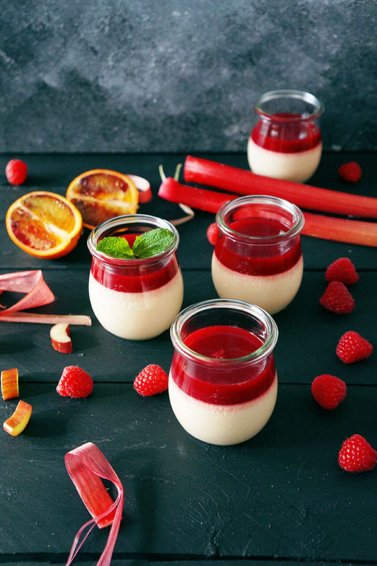 Blutorangen Panna Cotta mit Rhabarber-Himbeer Fruchtspiegel ...