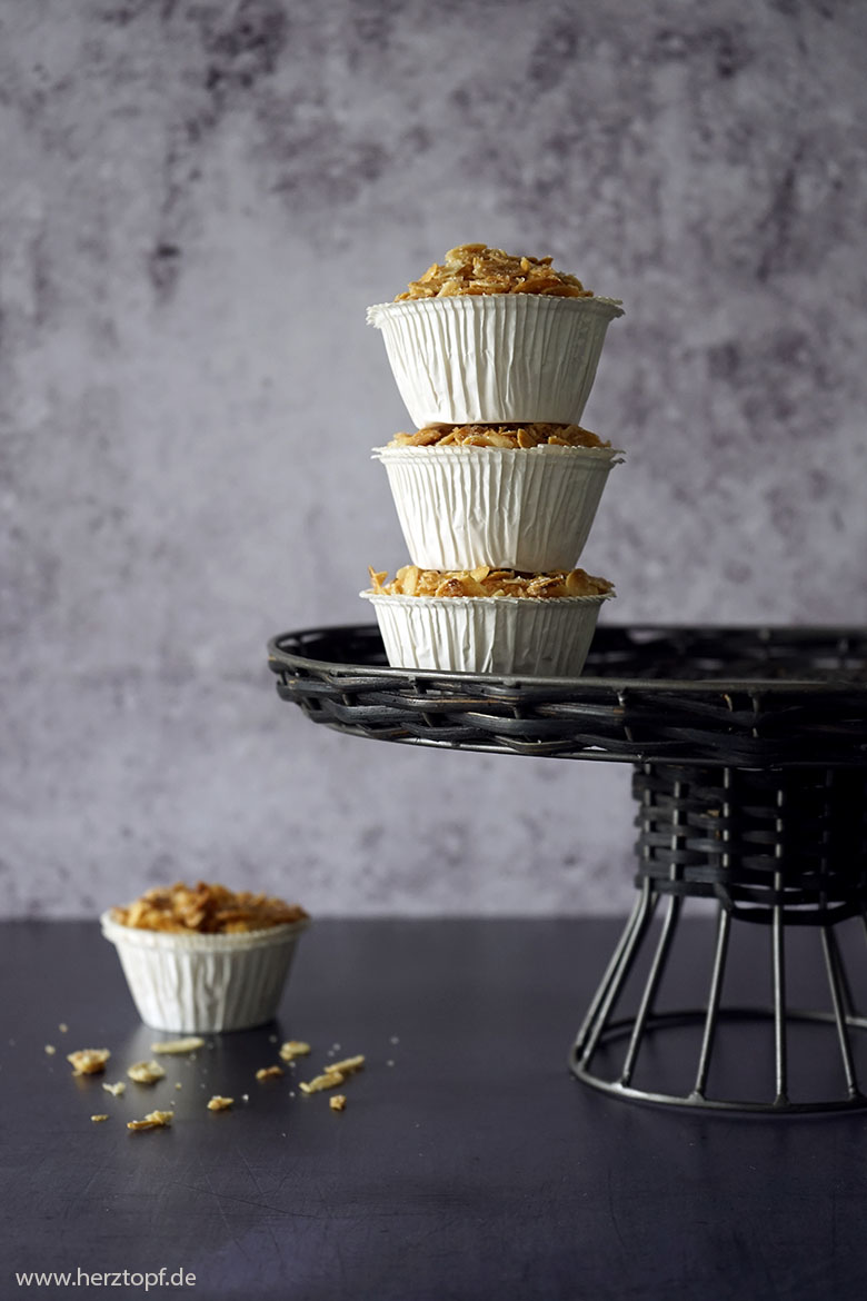 Buttermilch-Mandel-Muffins mit knuspriger Mandelhaube - zuckerliebelei