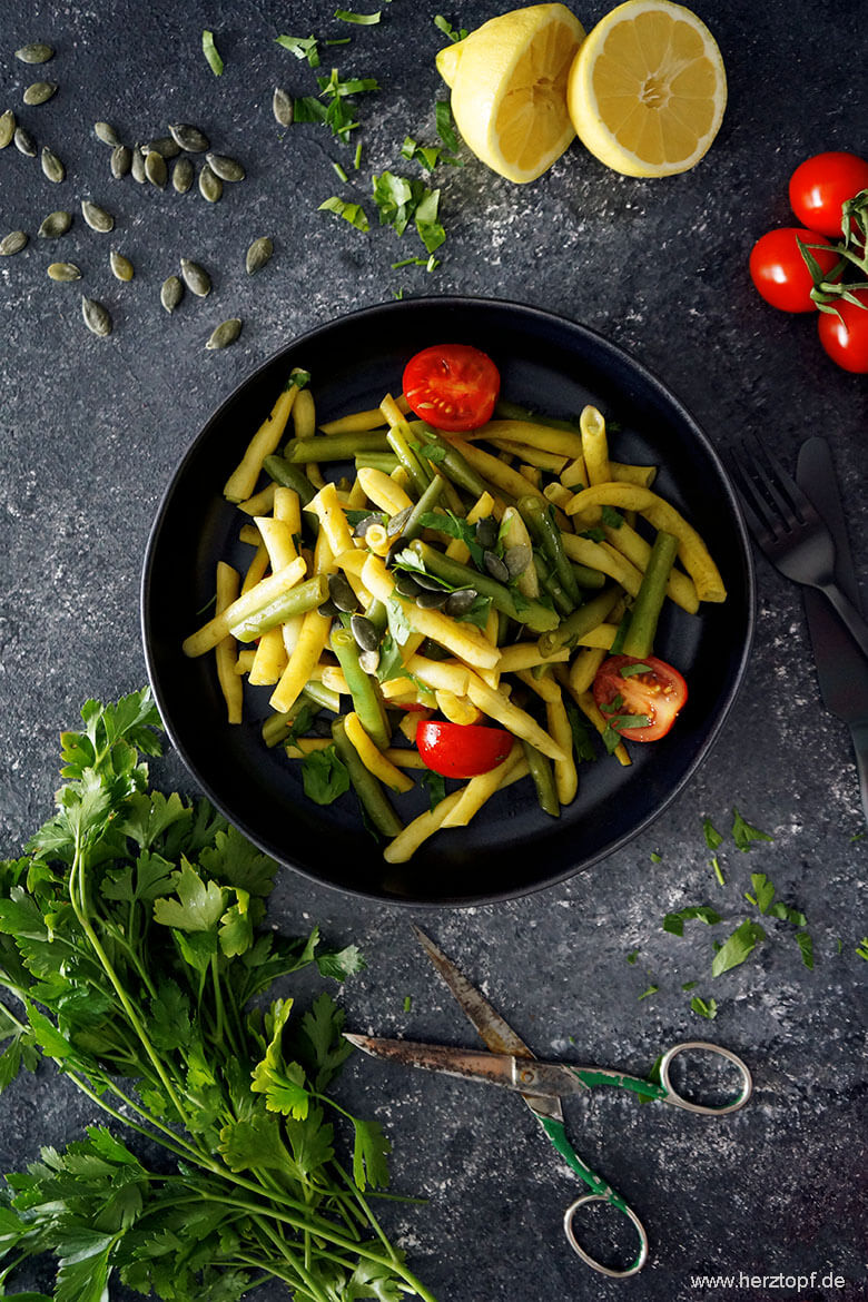 Gartensalat mit Wachsbohnen, grünen Bohnen und Kürbiskernen ...