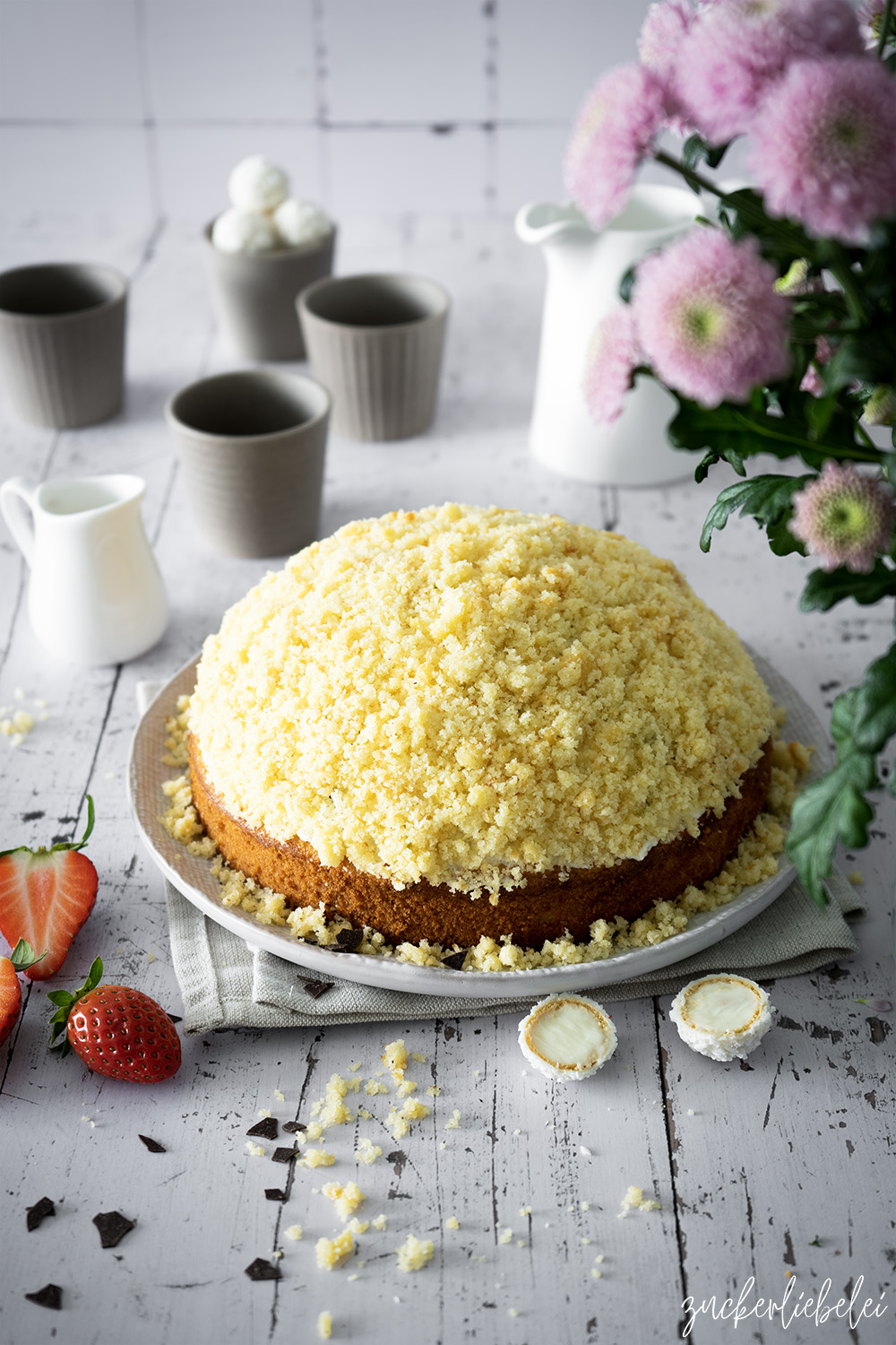 Heller Maulwurfkuchen mit Erdbeeren und Raffaello Creme