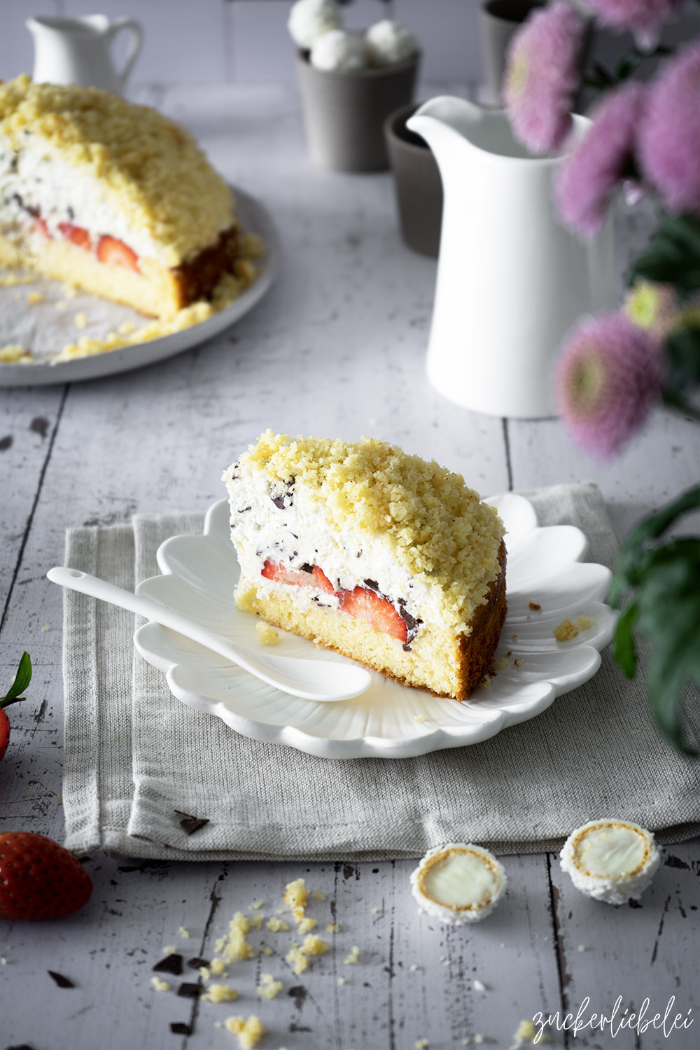 Heller Maulwurfkuchen mit Erdbeeren und Raffaello Creme