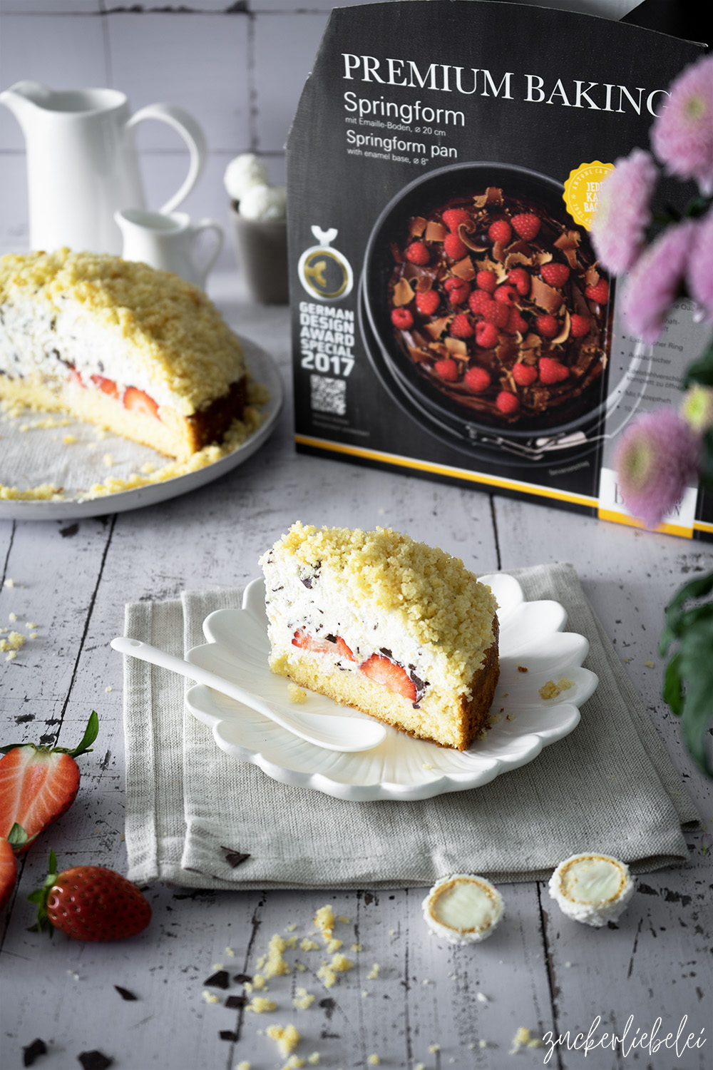 Heller Maulwurfkuchen mit Erdbeeren und Raffaello Creme