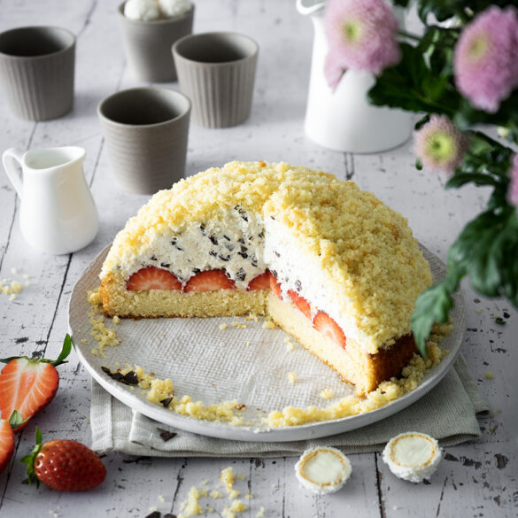 Heller Maulwurfkuchen mit Erdbeeren und Raffaello Creme