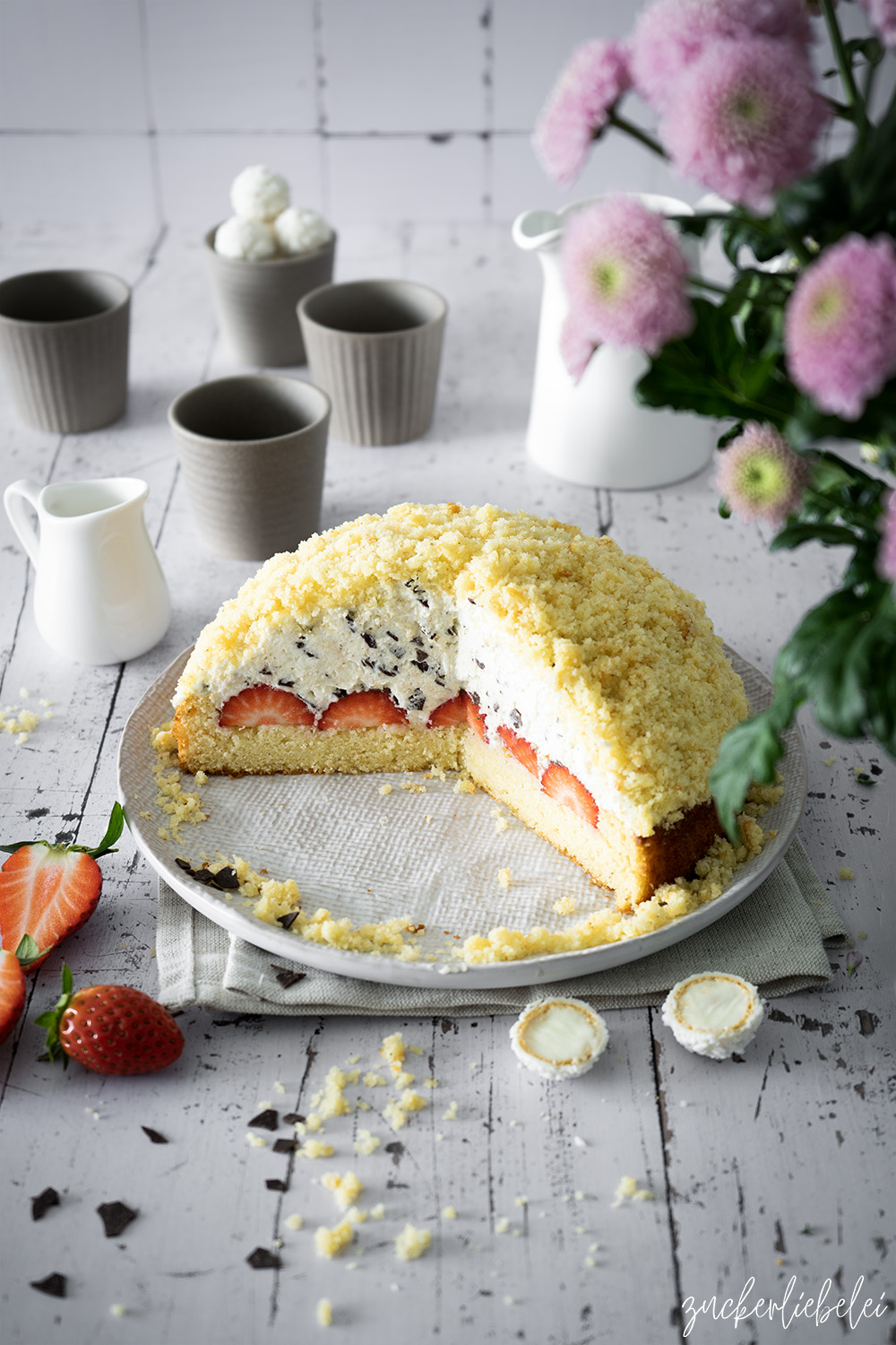 Heller Maulwurfkuchen mit Erdbeeren und Raffaello Creme