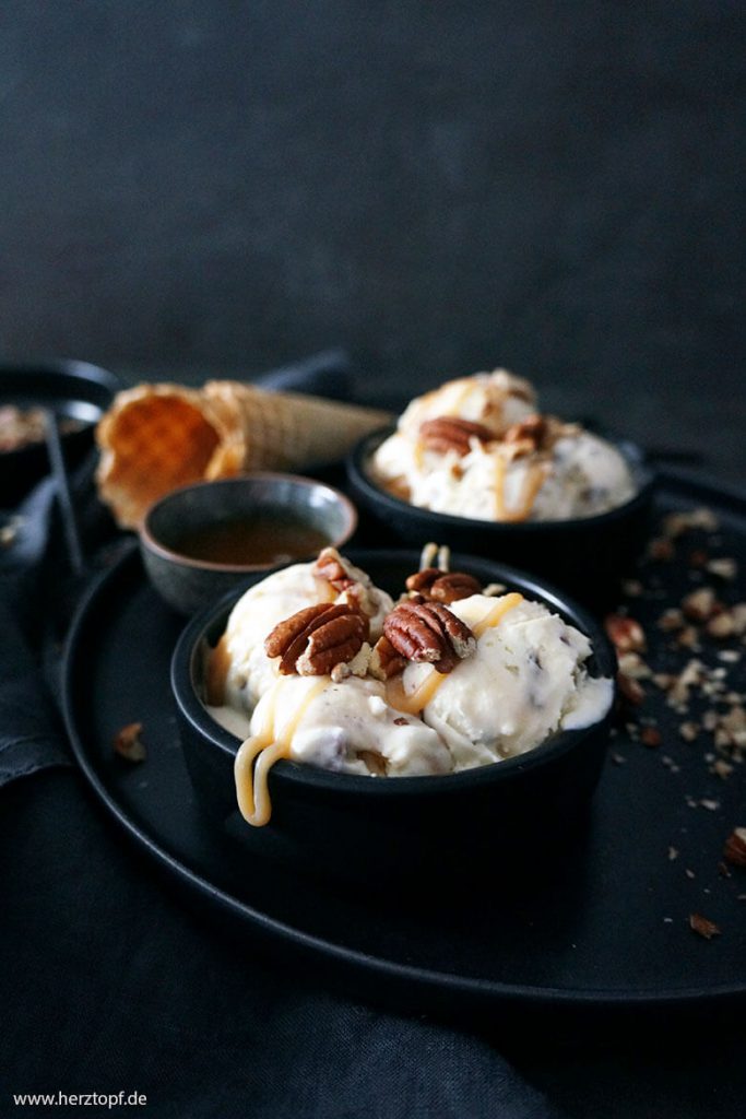 Honig-Eis mit karamellisierten Pekannüssen | zuckerliebelei