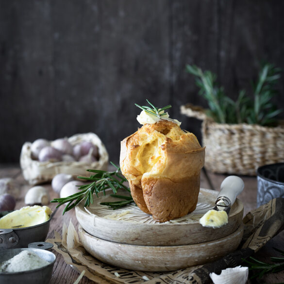 Parmesan Popovers mit Rosmarin Knoblauch Butter