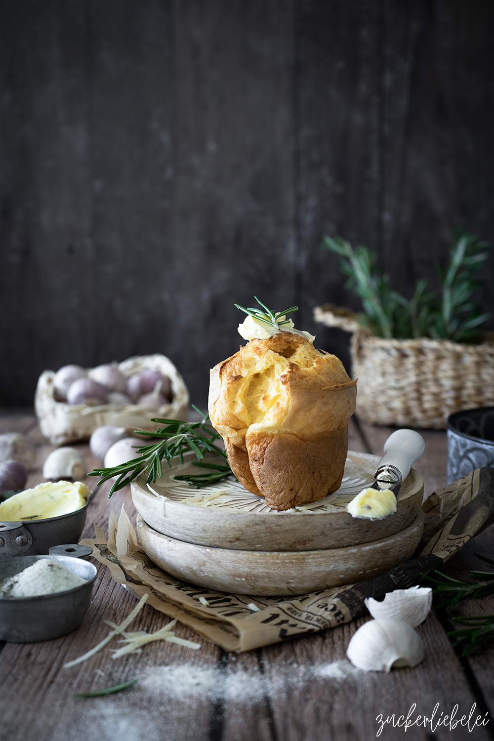 Parmesan Popovers mit Rosmarin Knoblauch Butter