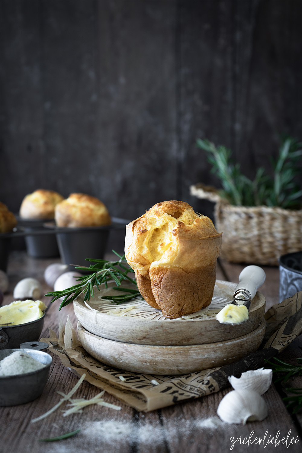 Parmesan Popovers mit Rosmarin Knoblauch Butter