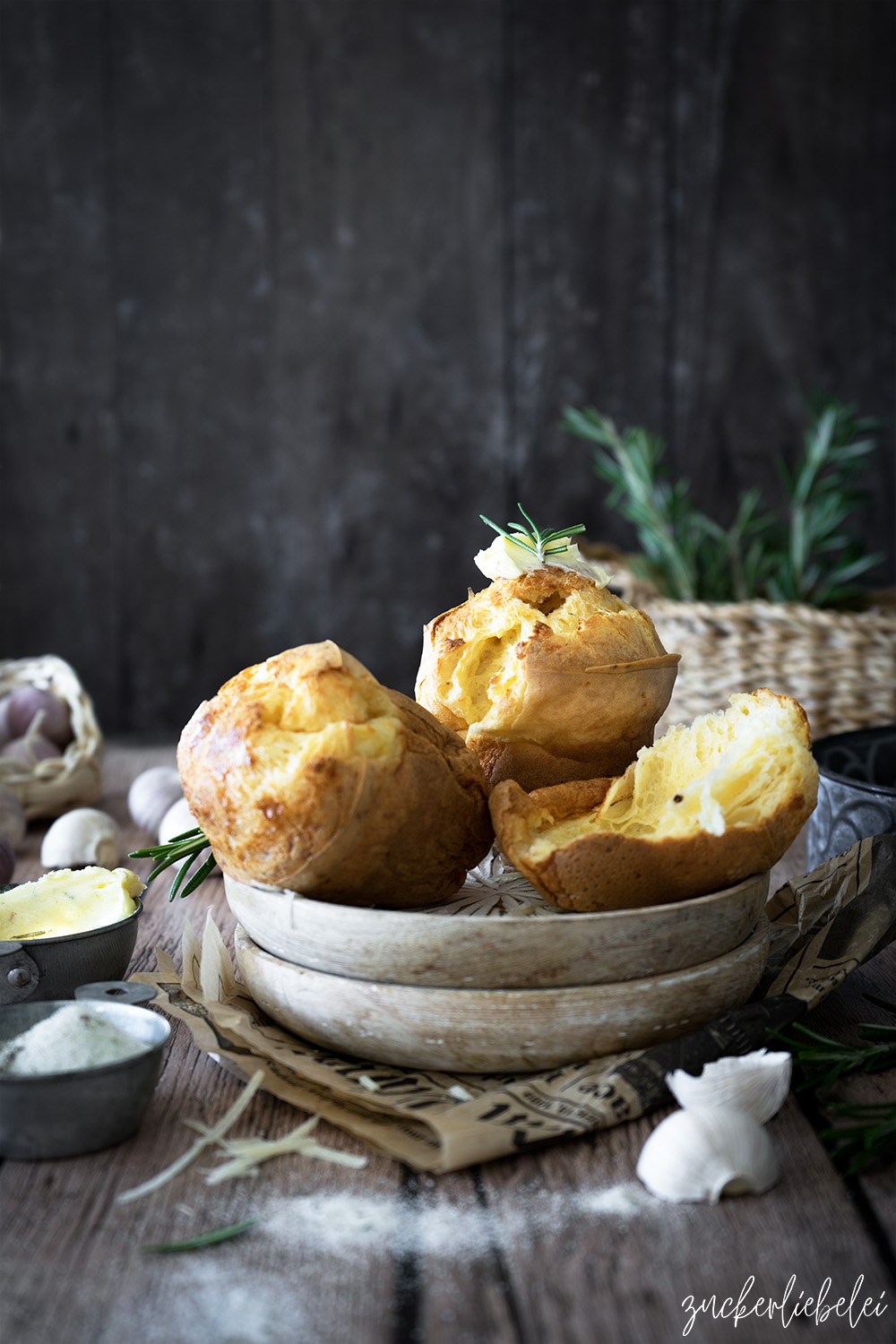 Parmesan Popovers mit Rosmarin Knoblauch Butter