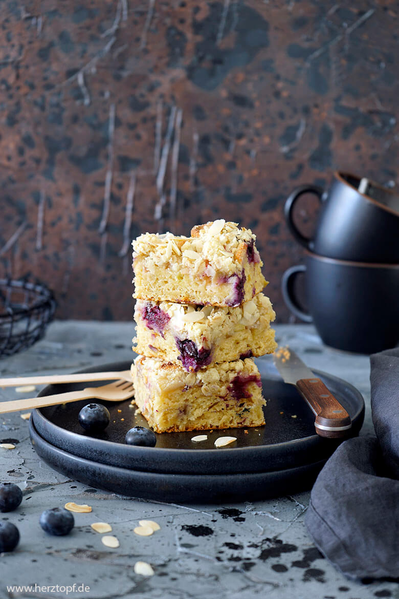 Rhabarber-Blaubeer-Streuselkuchen mit Kaffee und Marzipan - zuckerliebelei