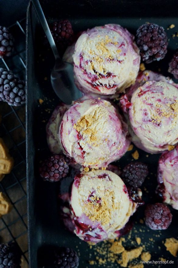 Spekulatius Eis mit Brombeer-Swirl | ohne Eismaschine - zuckerliebelei