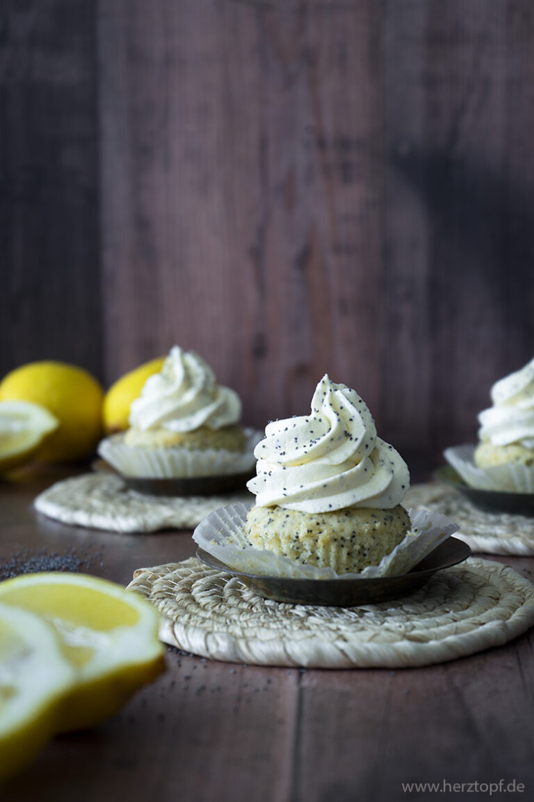 Zitronen Mohn Cupcakes mit Lemon Curd | zuckerliebelei